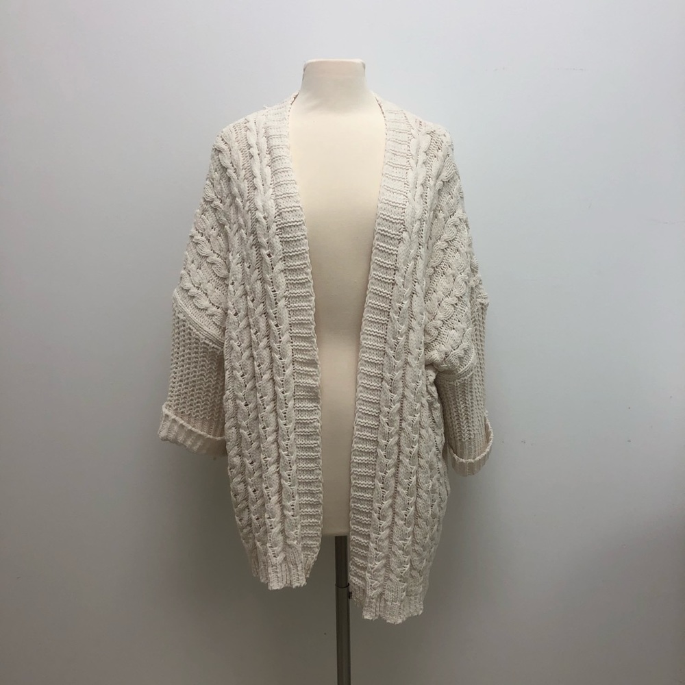 QUARTER SLEEVE WHITE KNIT CARDIGAN